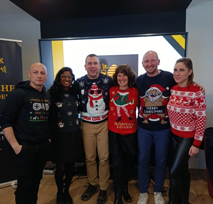 Adhérents en pull de Noël lors d'un atelier