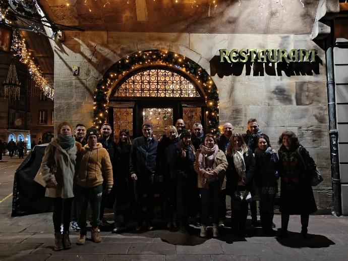 Adhérents lors d'une soirée devant un restaurant